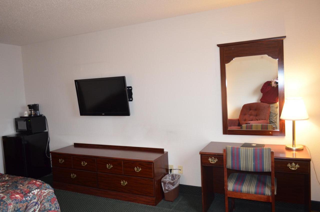 Super 8 By Wyndham Neosho Motel Room photo